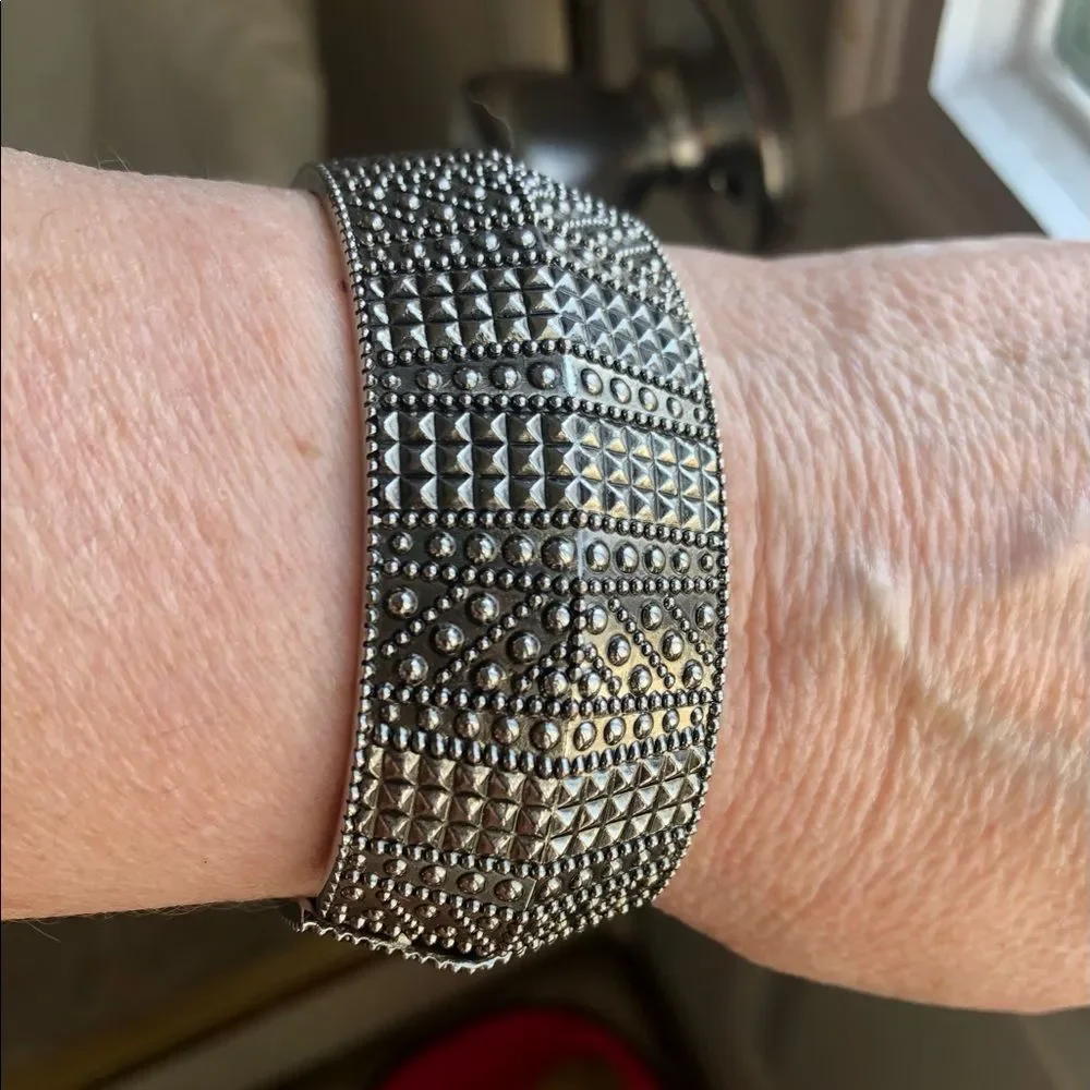 Silver tone texture design bracelet Sz 7.5 - Picture 9 of 10